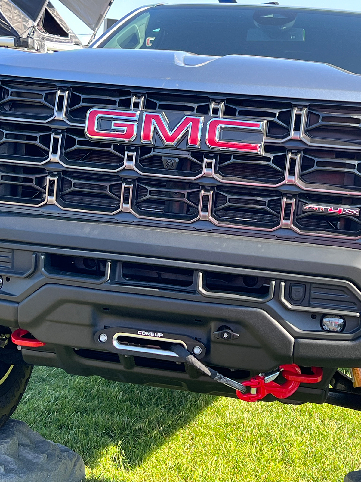 All the GMC AT4X AEV edition trucks are equipped with COMEUP winch at